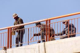 Image du Maroc Professionnelle de  Ouvriers effectuent des travaux de peinture sur un pont du tronçon de l'autoroute Sidi El Yamani Asilah, Le 14 Avril 2002. (Photo / Abdeljalil Bounhar)


 